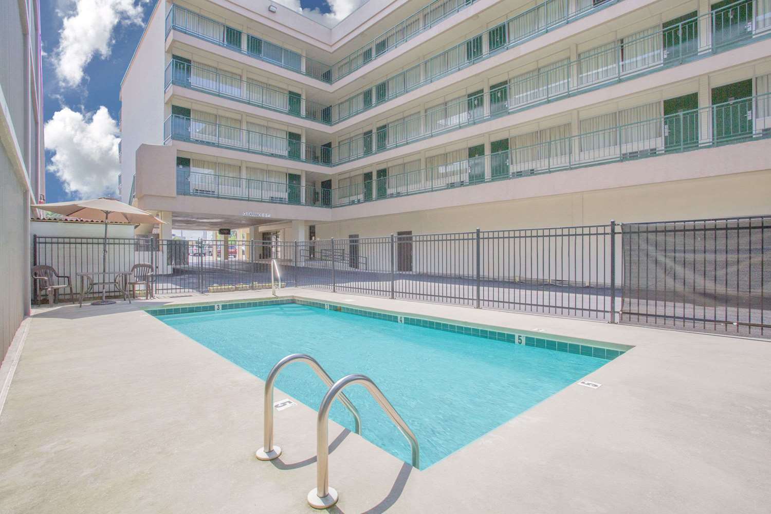 Days Inn By Wyndham Florence Downtown Exteriér fotografie